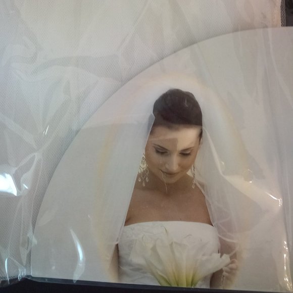 31 Inch Rolled Edge Bridal Veil With Comb - Picture 3 of 4